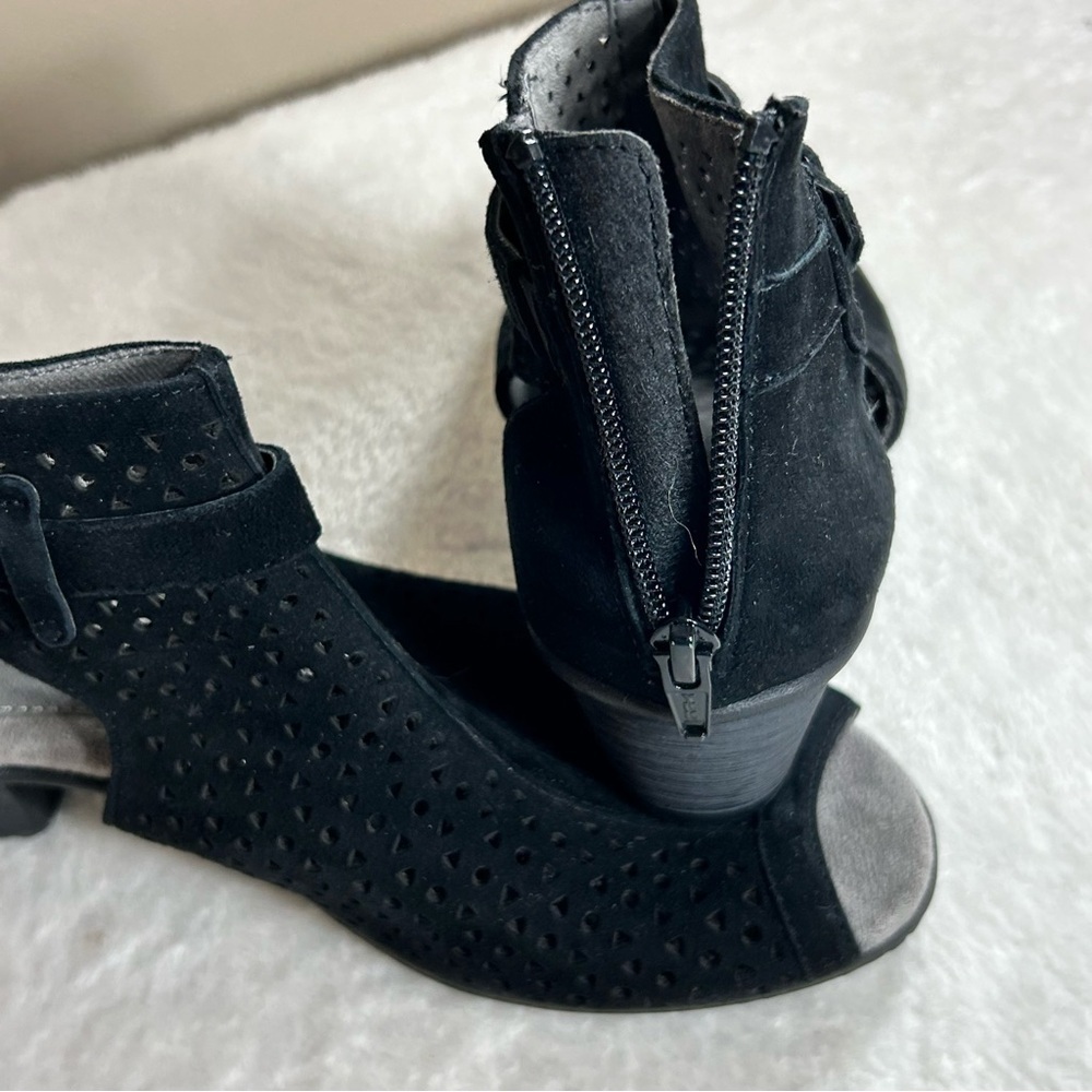Earth Marietta S-Seren Black Suede Perforated Ankle Booties Peep Toe Zip Size 7 - Picture 5 of 11